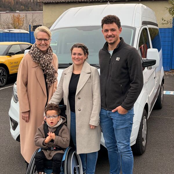Malte, seine Eltern und Bettina vor dem Kleinbus