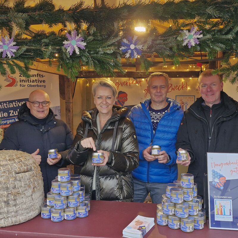 Volksbank Oberberg --- Jörn Richling (v.l.), Bettina Hühn, Henning Zöller und Stefan Leitzke verkauften im Winterdorf Gummersbach den Honig der Volksbank-Bienenvölker.
